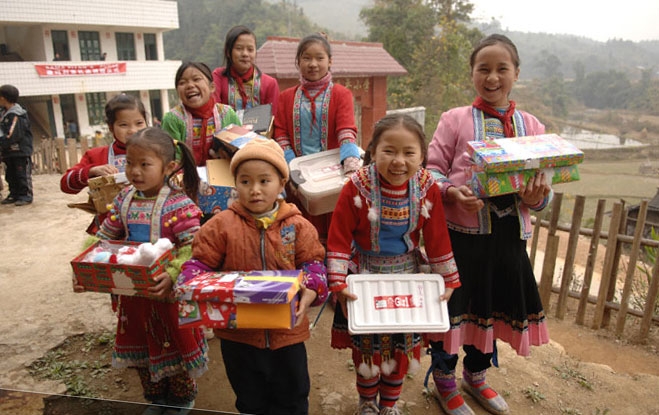 Children receiving Operation Christmas Child boxes